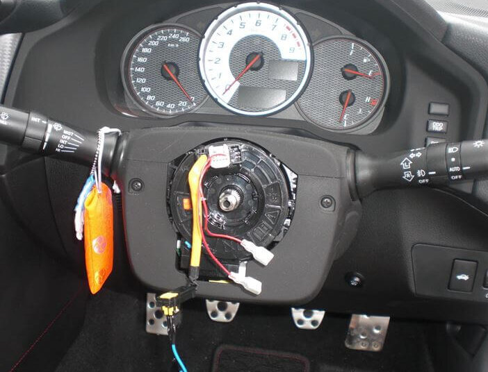 Install the airbag canceller and horn terminals.